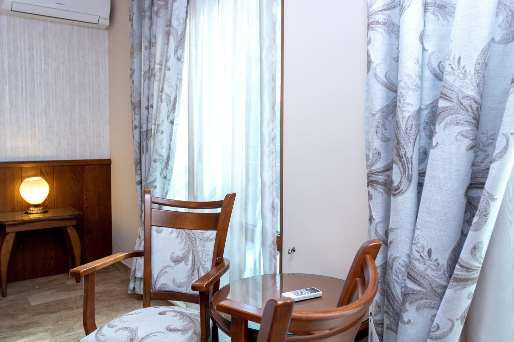 Mon Ami Apart In Studentski Grad Area Sofia Luaran gambar