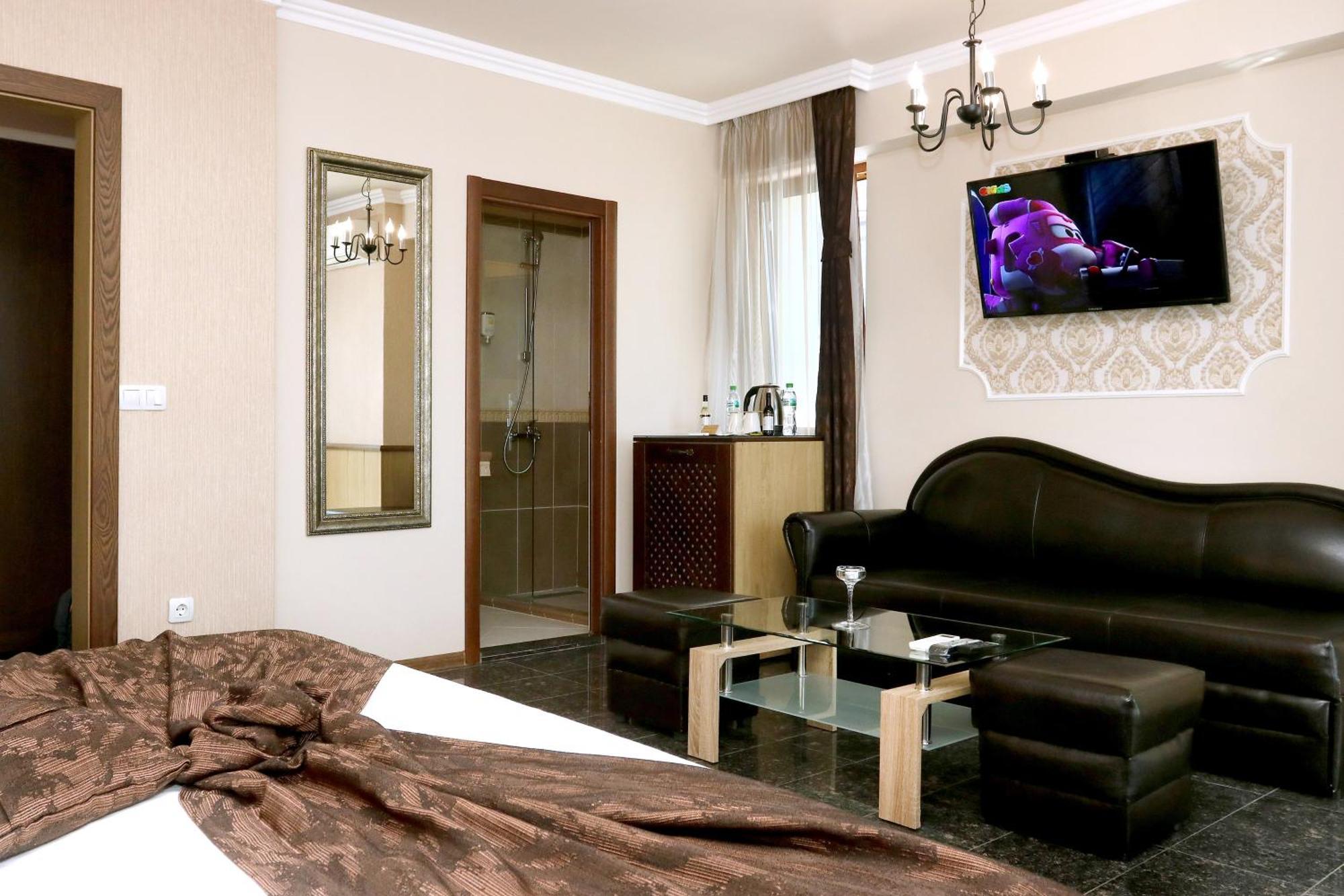 Mon Ami Apart In Studentski Grad Area Sofia Luaran gambar