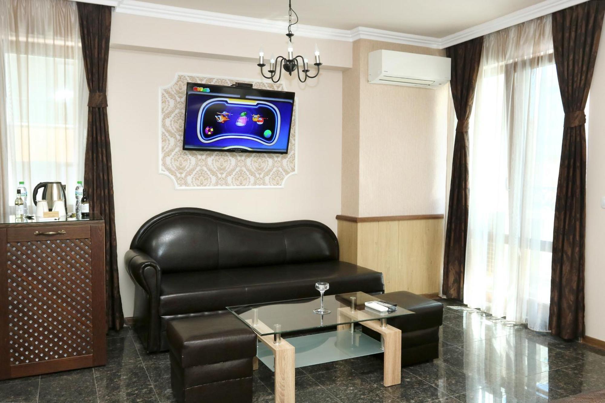 Mon Ami Apart In Studentski Grad Area Sofia Luaran gambar
